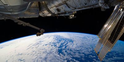 Pourquoi le métal colle-t-il dans l’espace ?