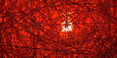 Une nouvelle puce exploite la plus grande faiblesse de l&rsquo;informatique quantique et tente d&rsquo;en faire une force