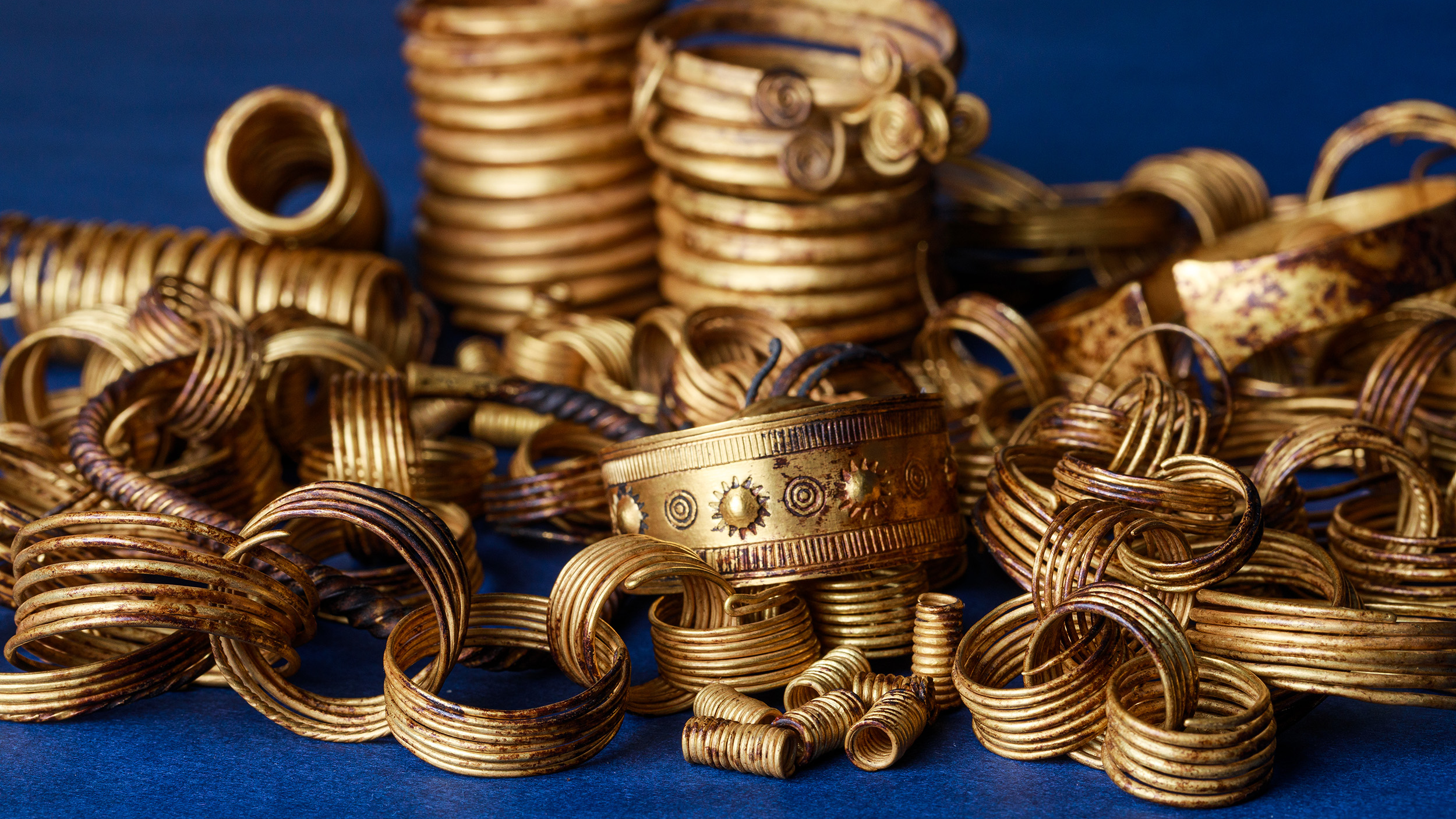 anneaux d'or sur fond bleu