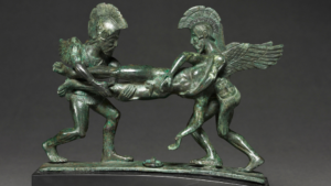 Poignée cista du Sommeil et de la Mort : une sculpture vieille de 2 400 ans représentant des dieux emportant le fils de Zeus pendant la guerre de Troie.
