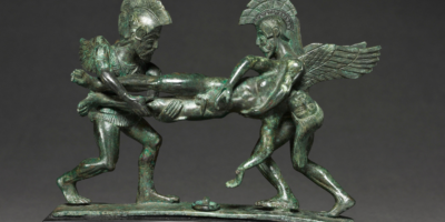 Poignée cista du Sommeil et de la Mort : une sculpture vieille de 2 400 ans représentant des dieux emportant le fils de Zeus pendant la guerre de Troie.