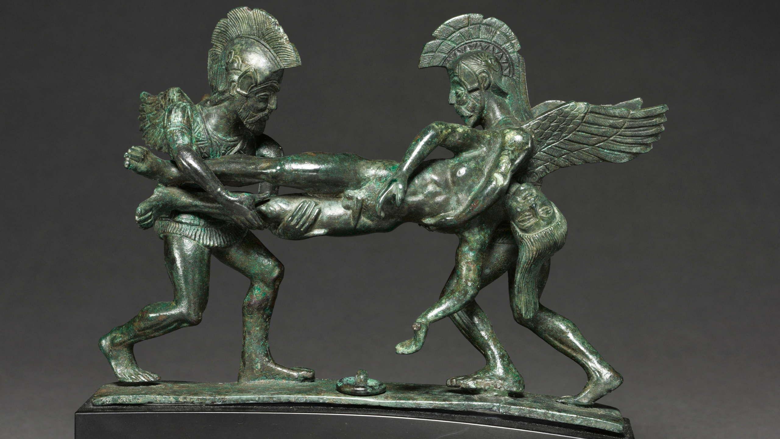 Poignée cista du Sommeil et de la Mort : une sculpture vieille de 2 400 ans représentant des dieux emportant le fils de Zeus pendant la guerre de Troie.
