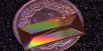 Les scientifiques ont découvert comment réduire d&rsquo;énormes lasers ultrarapides pour qu&rsquo;ils tiennent sur une minuscule puce – le « Saint Graal » du domaine
