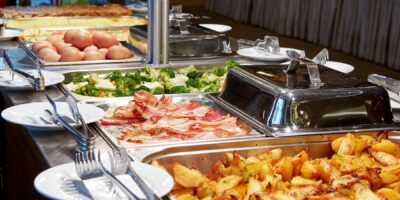 Avez-vous enfreint l’une de ces règles tacites du buffet de petit-déjeuner d’hôtel ?