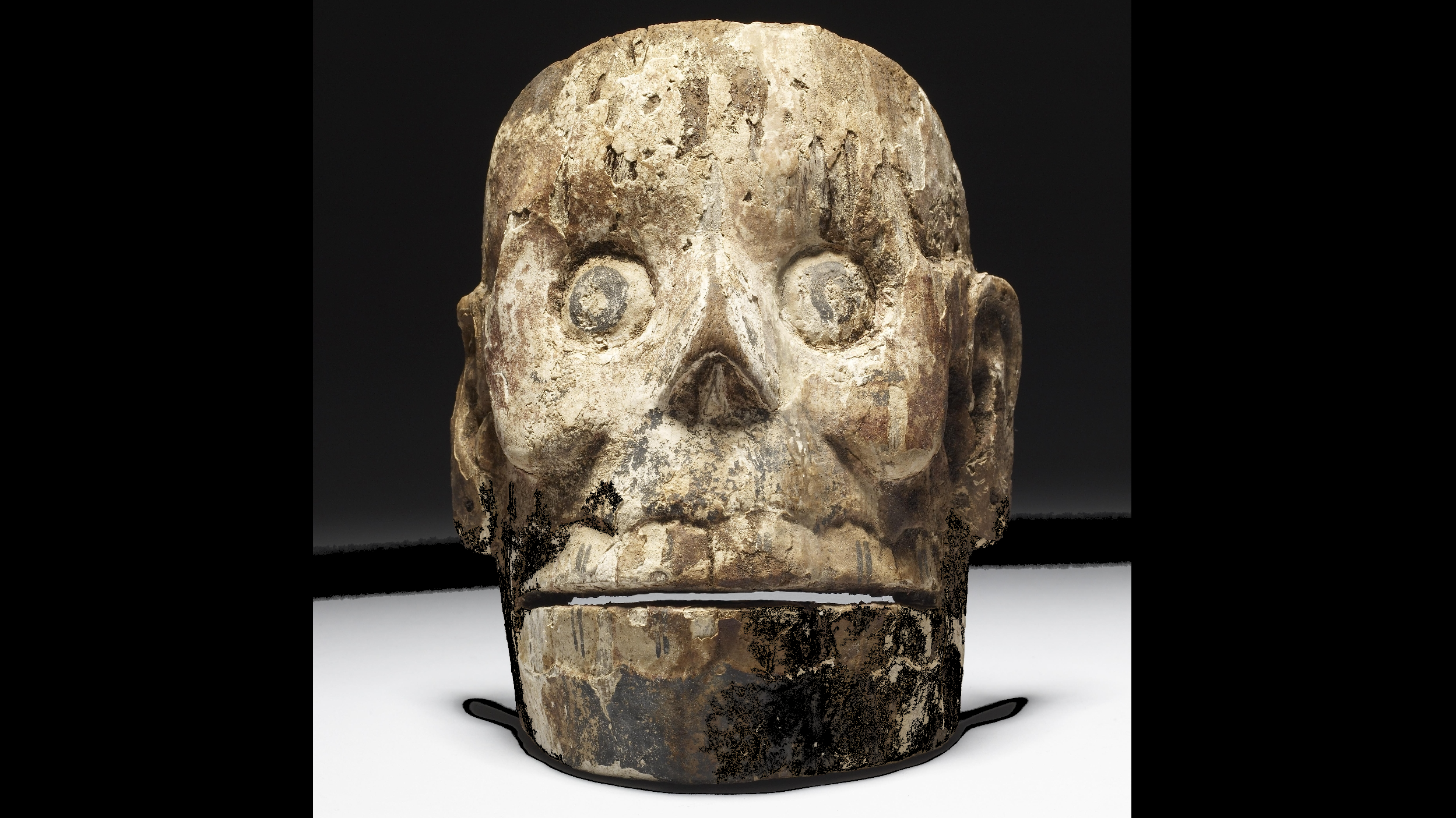 un masque en bois sculpté pour ressembler à un crâne humain