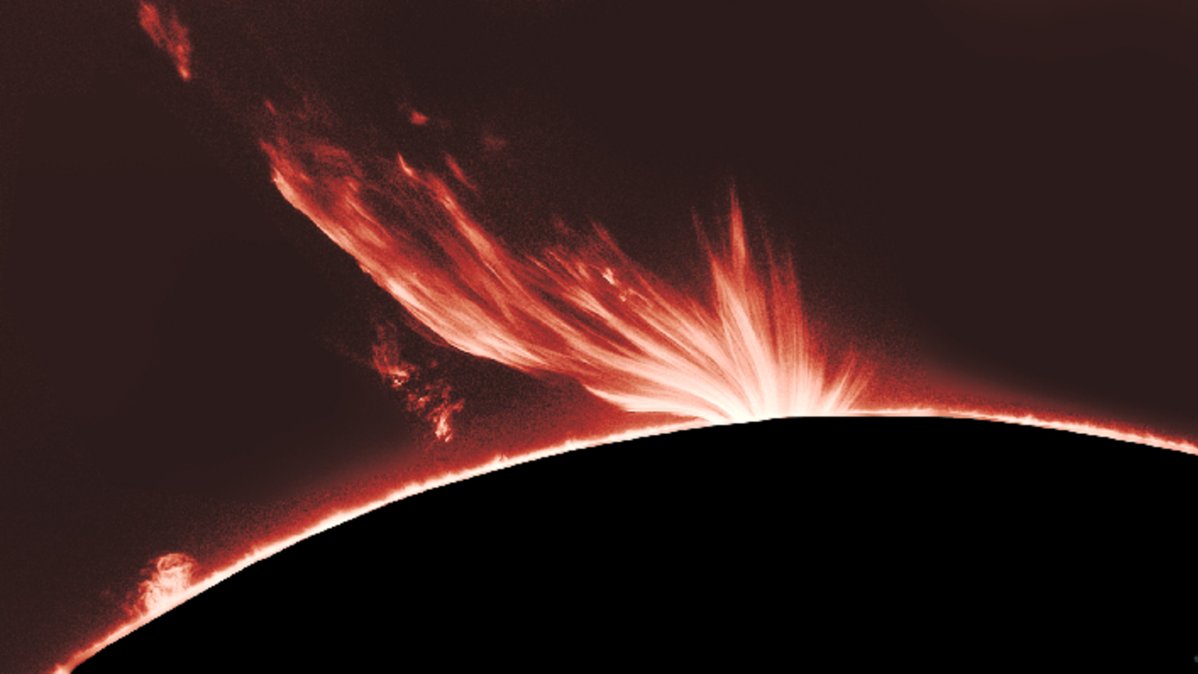 Photo d’un panache rouge géant de plasma jaillissant du soleil