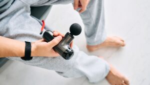 Dilemme diagnostique : une mauvaise utilisation d'un pistolet de massage a déchiré des trous dans la rétine d'un homme