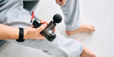 Dilemme diagnostique : une mauvaise utilisation d&rsquo;un pistolet de massage a déchiré des trous dans la rétine d&rsquo;un homme