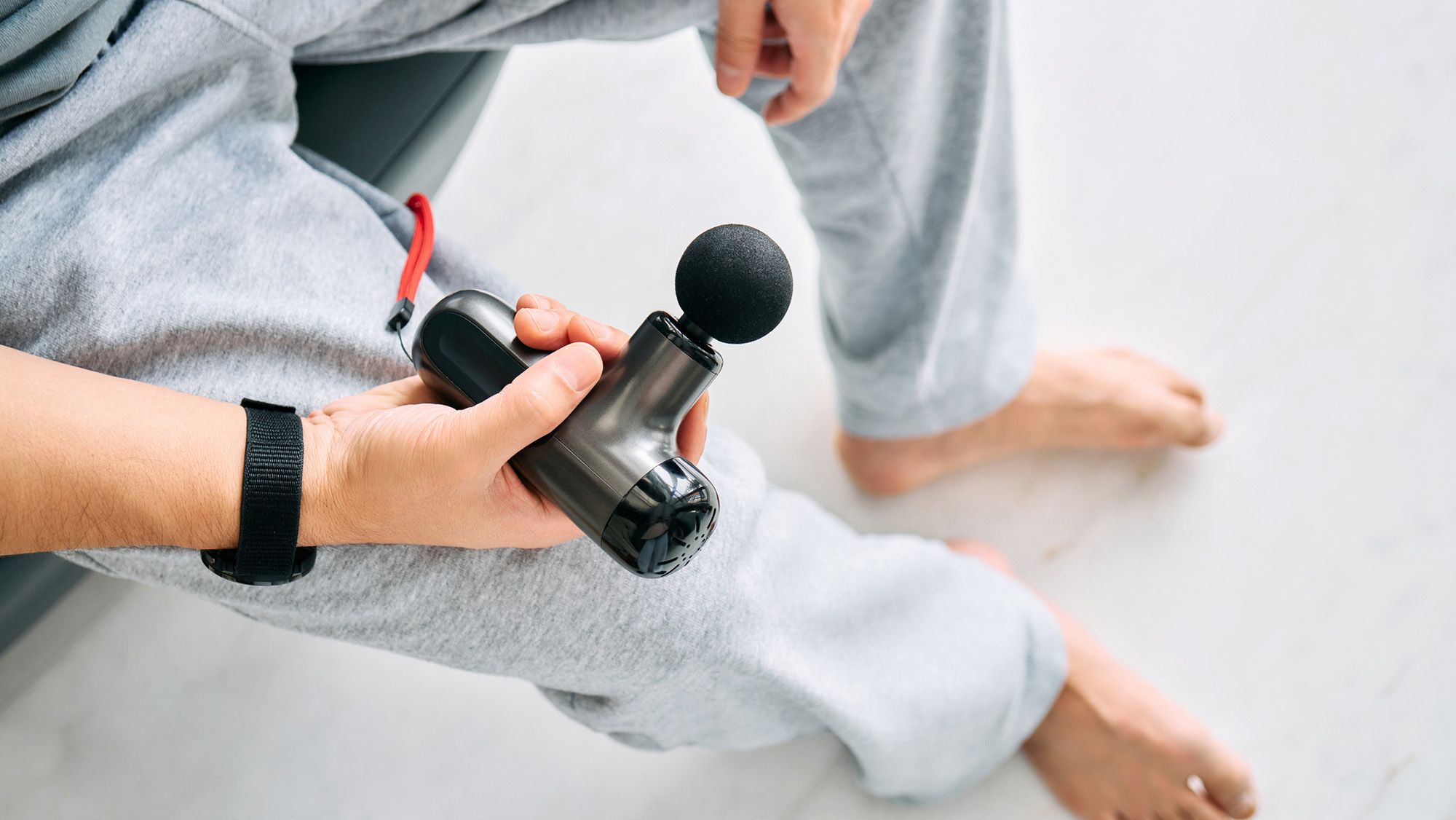 Dilemme diagnostique : une mauvaise utilisation d'un pistolet de massage a déchiré des trous dans la rétine d'un homme