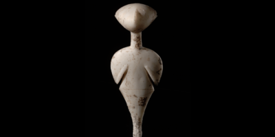The Stargazer : une statuette en marbre vieille de 5 000 ans représentant une femme de l’âge de pierre regardant vers le ciel