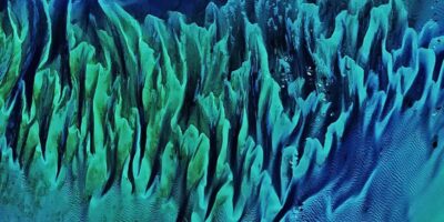 Des ondulations colorées « ressemblant à une peinture » recouvrent une ancienne structure du fond marin des Bahamas — La Terre vue de l&rsquo;espace