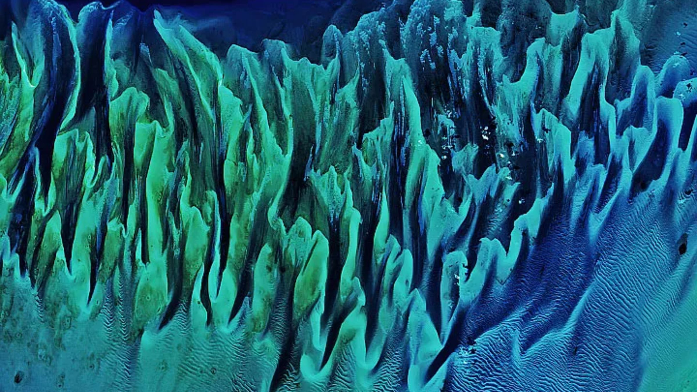 Des ondulations colorées « ressemblant à une peinture » recouvrent une ancienne structure du fond marin des Bahamas — La Terre vue de l'espace