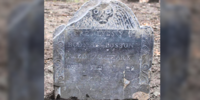 « L&rsquo;une des plus anciennes pierres tombales d&rsquo;un Noir libre d&rsquo;Amérique » découverte à Boston