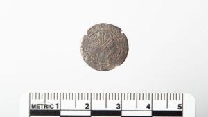 Un « bouton » sale découvert par un détecteur de métaux s'avère être une pièce rare vieille de 900 ans provenant du dernier roi viking de Norvège, Magnus Barefoot
