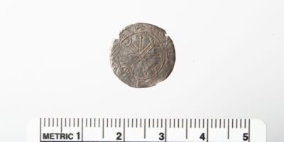 Un « bouton » sale découvert par un détecteur de métaux s&rsquo;avère être une pièce rare vieille de 900 ans provenant du dernier roi viking de Norvège, Magnus Barefoot