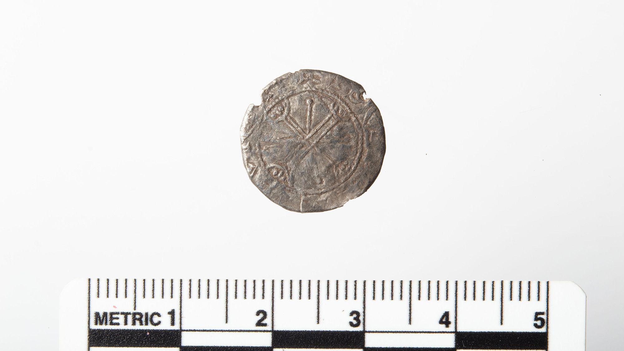 Un « bouton » sale découvert par un détecteur de métaux s'avère être une pièce rare vieille de 900 ans provenant du dernier roi viking de Norvège, Magnus Barefoot