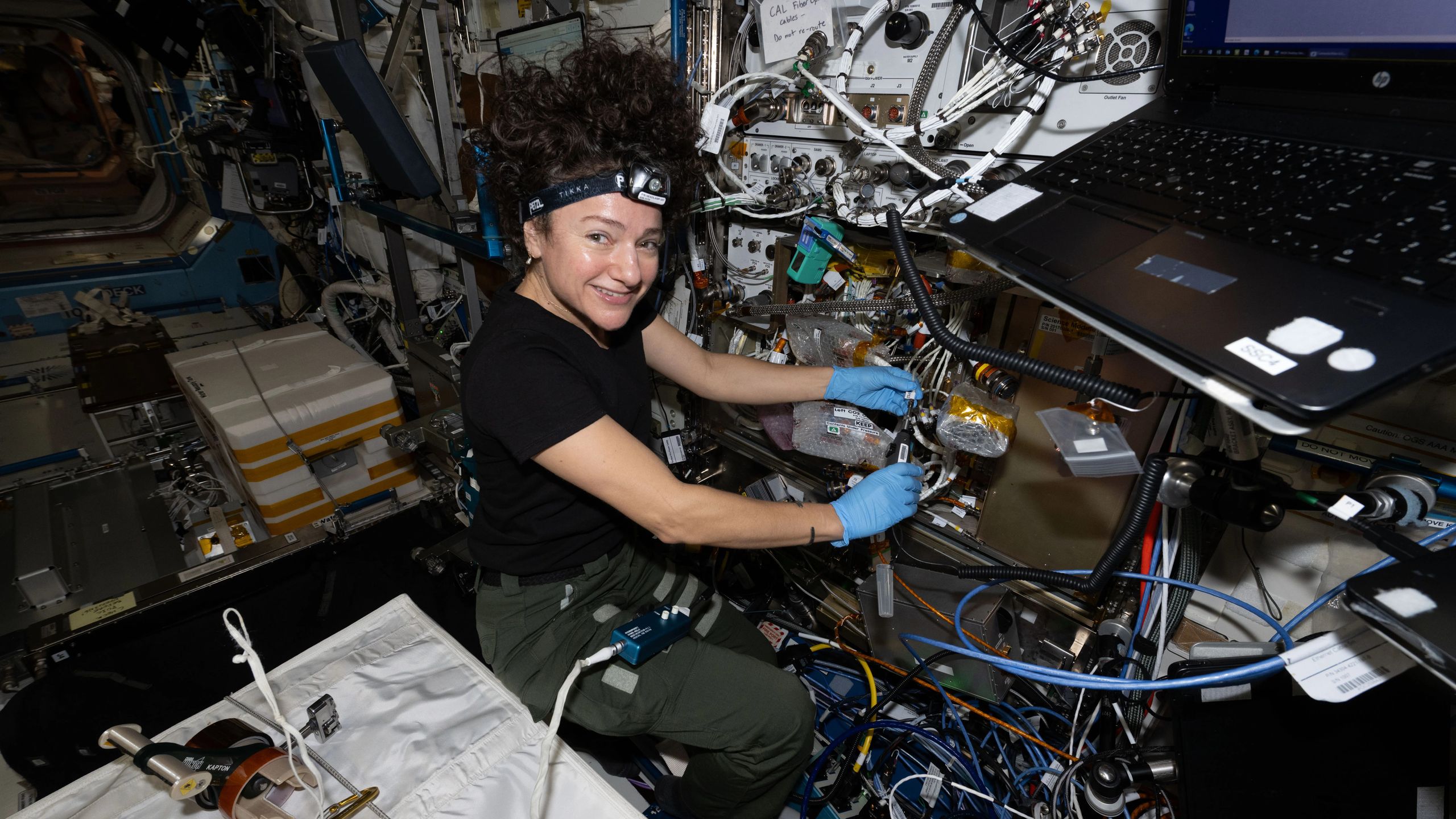La NASA crée un cinquième état de la matière sur l'ISS, grâce à la mise à niveau d'un laboratoire quantique de la taille d'un mini-réfrigérateur.