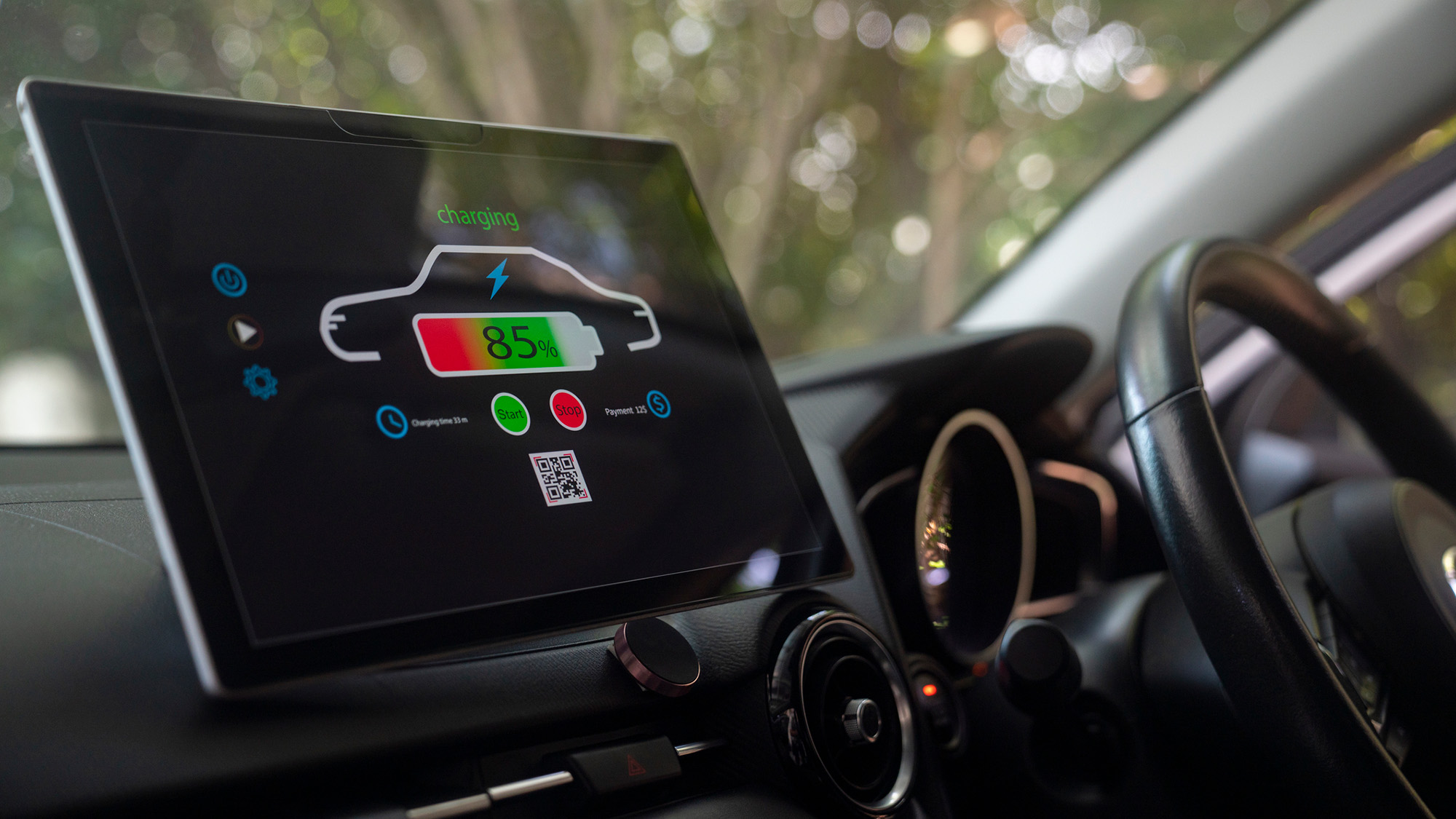 Un gros plan d’un écran dans un véhicule électrique montrant la charge de la voiture.