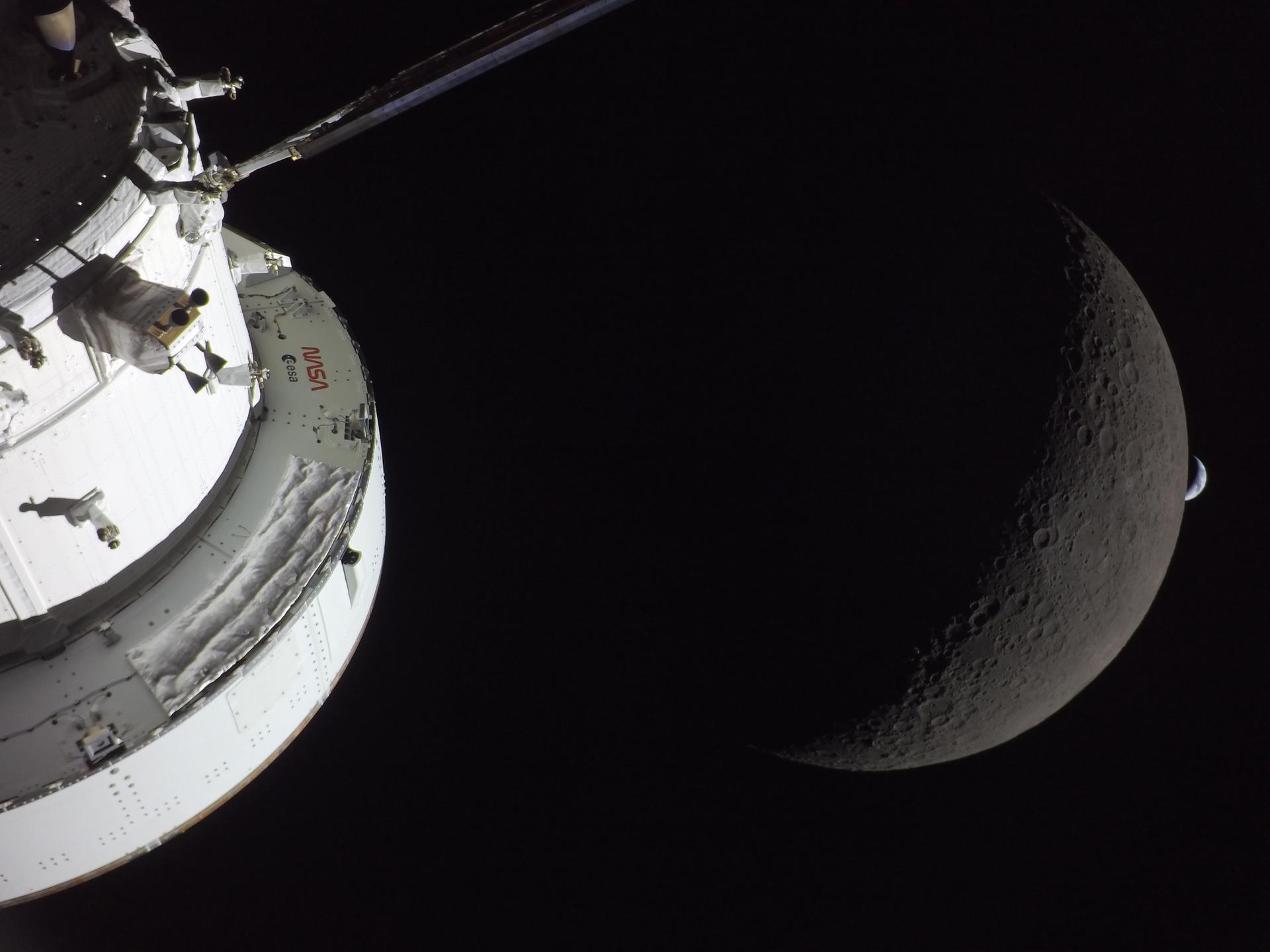 La caméra sur la capsule Orion (au premier plan) voit la Terre derrière la Lune