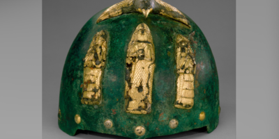 Casque élamite avec figures divines : armure en bronze d&rsquo;un roi guerrier vieille de 3 500 ans représentant un rapace et des dieux plaqués or
