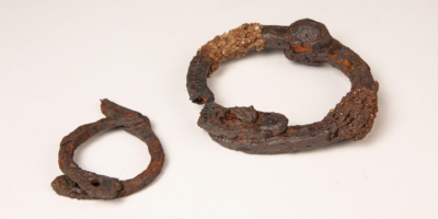 5 chaînes en fer « extrêmement rares » découvertes en France mettent en lumière la traite négrière celtique il y a 2 300 ans