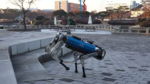 Un chien robot peut monter des escaliers, naviguer dans une forêt et sauter sur des bûches grâce à une nouvelle technique d'entraînement rapide par l'IA
