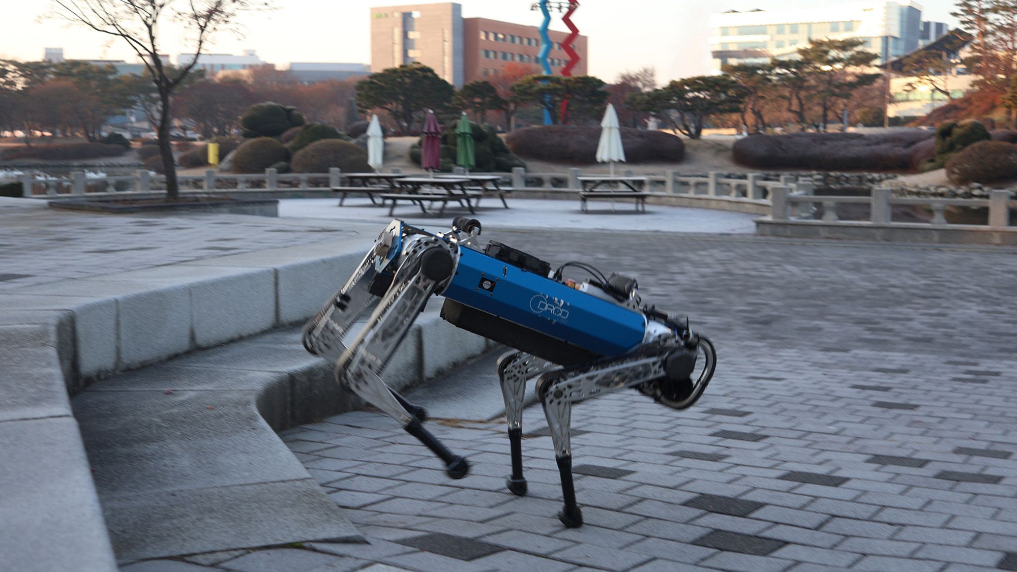 Un chien robot peut monter des escaliers, naviguer dans une forêt et sauter sur des bûches grâce à une nouvelle technique d'entraînement rapide par l'IA