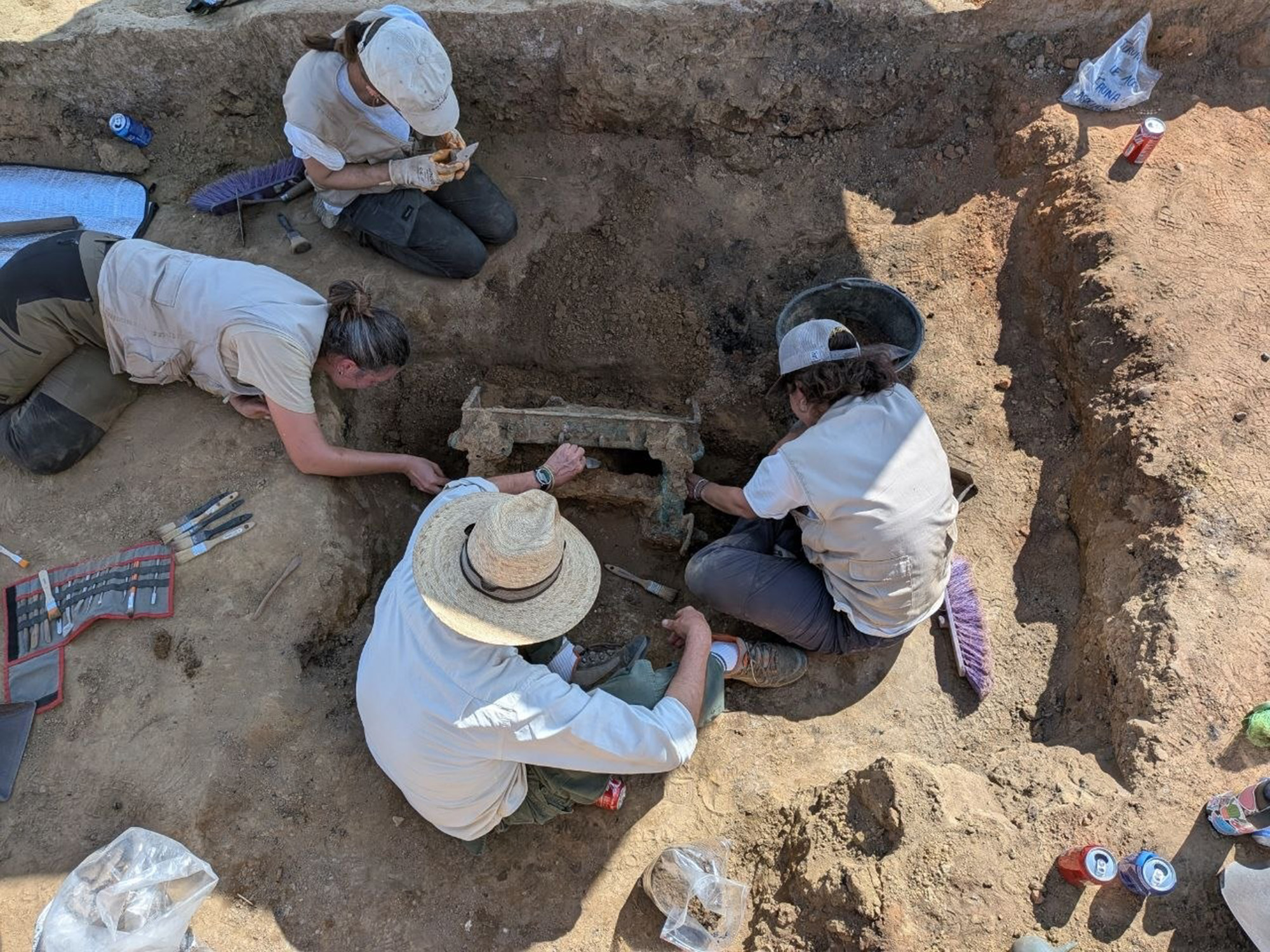 Une vue aérienne d'une fouille archéologique