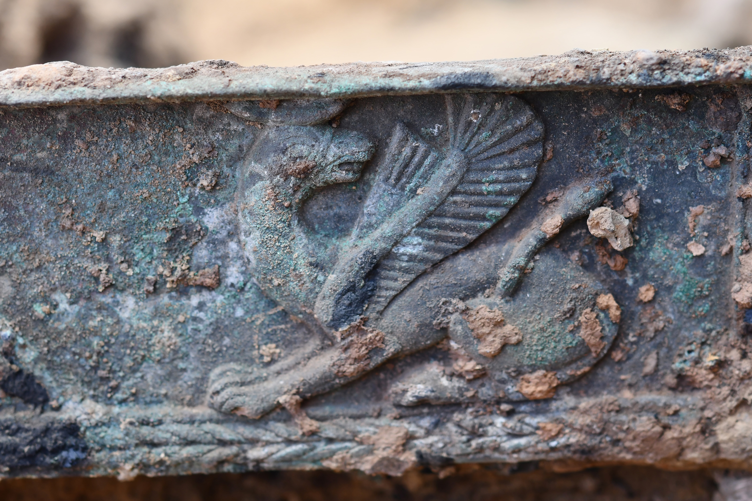 Une série d'images provenant d'une fouille archéologique pour un char en bronze
