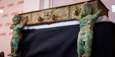 Un char antique émerge parmi les restes d&rsquo;une société mystérieuse qui a incendié ses propres bâtiments puis a disparu