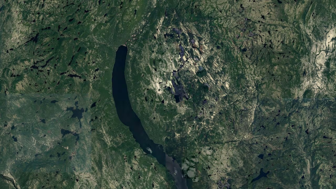 L'image montre une image satellite de Google Earth montrant un cratère d'impact de météore récemment découvert.