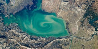 Un vortex géant d&rsquo;un vert laiteux tourbillonne au-dessus d&rsquo;un immense lac de « cryptodépression » dans le sud de l&rsquo;Europe — La Terre vue de l&rsquo;espace