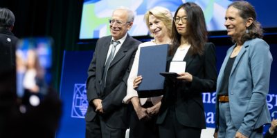 Parmi les lauréats de la médaille Fields 2026 figure la mathématicienne Hong Wang, la troisième femme à remporter la médaille au cours des 90 ans d&rsquo;histoire de ce prix.