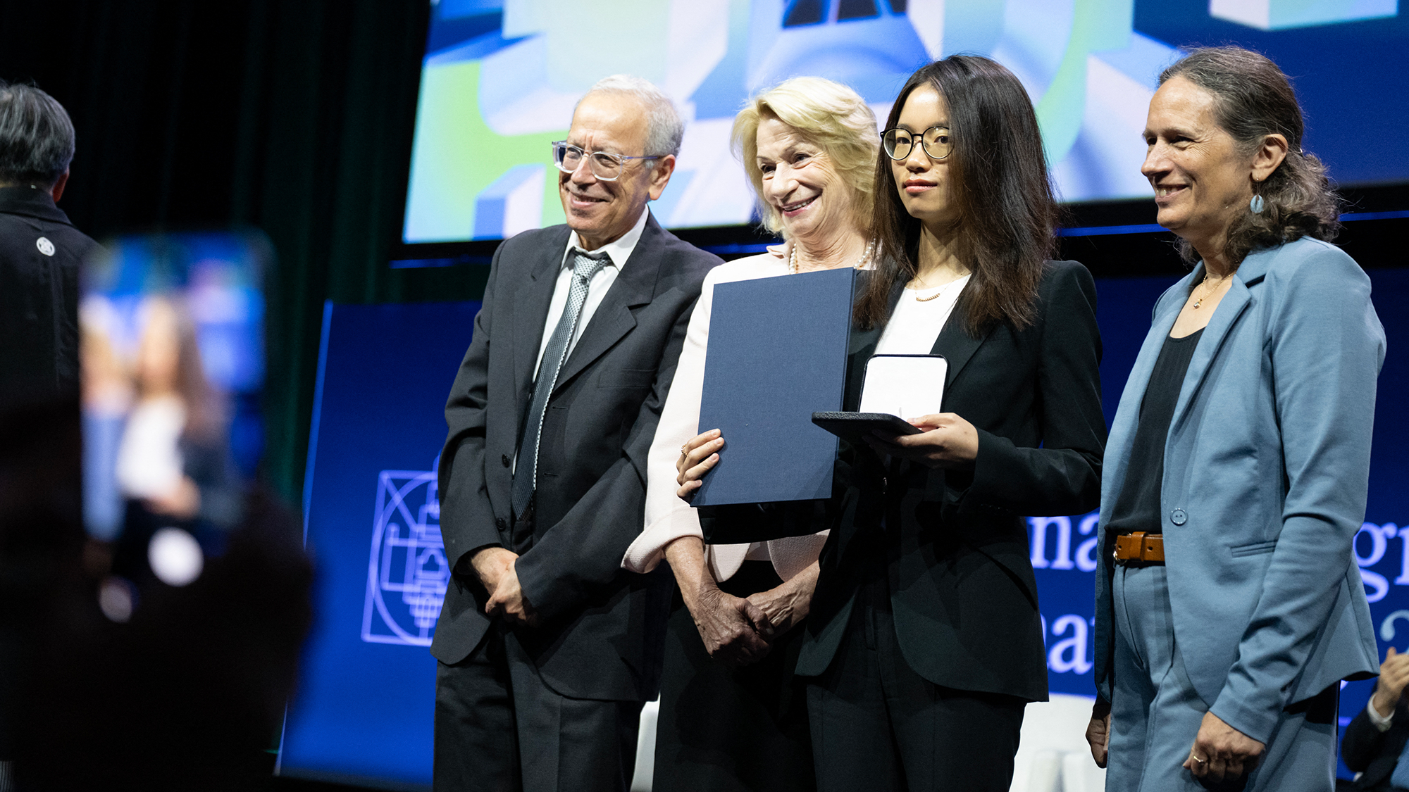 Parmi les lauréats de la médaille Fields 2026 figure la mathématicienne Hong Wang, la troisième femme à remporter la médaille au cours des 90 ans d'histoire de ce prix.