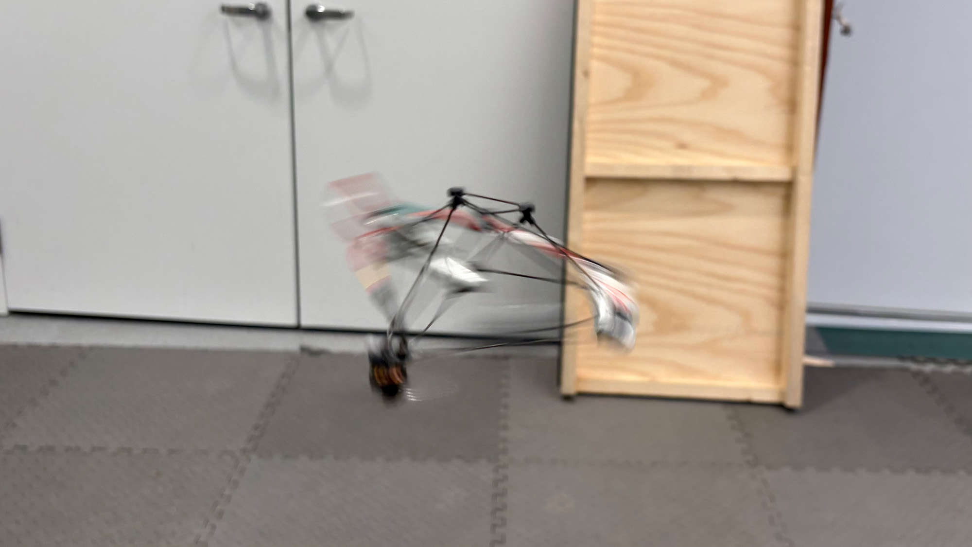 Un drone tourne au milieu d’une grande pièce