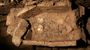 Une sépulture d'enfant vieille de 1 200 ans découverte près du célèbre temple d'Artémis en Turquie contient des jumeaux, dont l'un avec une côte supplémentaire inhabituelle