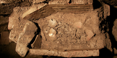 Une sépulture d&rsquo;enfant vieille de 1 200 ans découverte près du célèbre temple d&rsquo;Artémis en Turquie contient des jumeaux, dont l&rsquo;un avec une côte supplémentaire inhabituelle