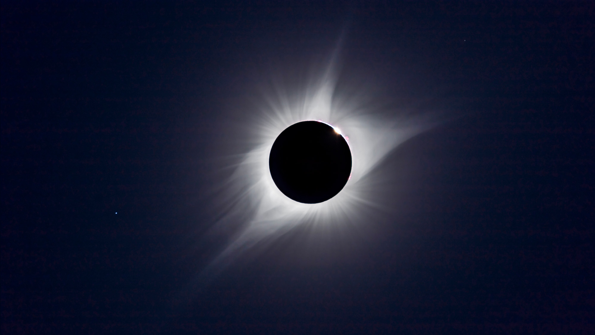 couronne solaire lors d'une éclipse solaire totale