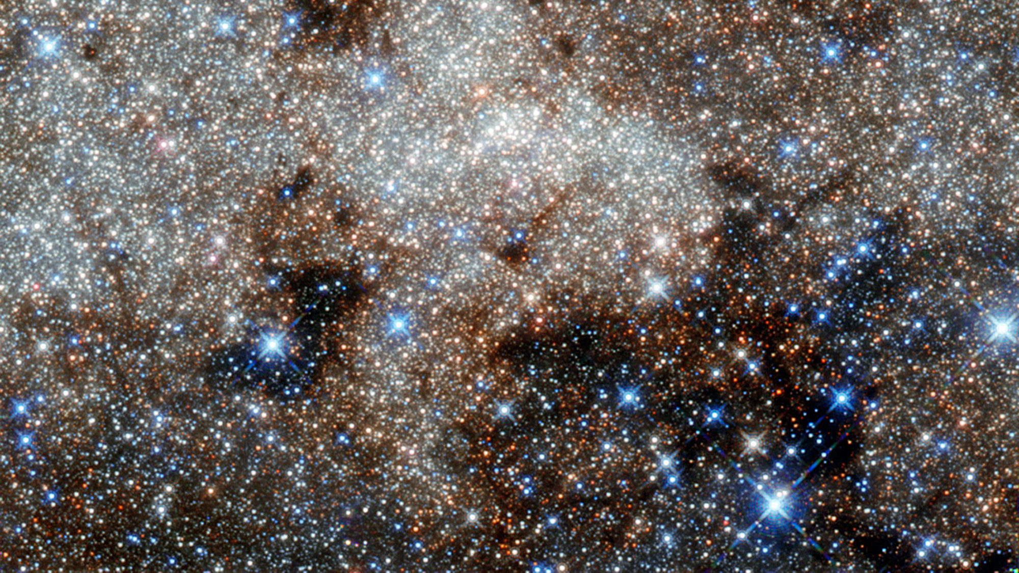 Une vue d'un gaz blanc brillant tourbillonnant parmi des étoiles blanches et bleues dans l'espace profond.
