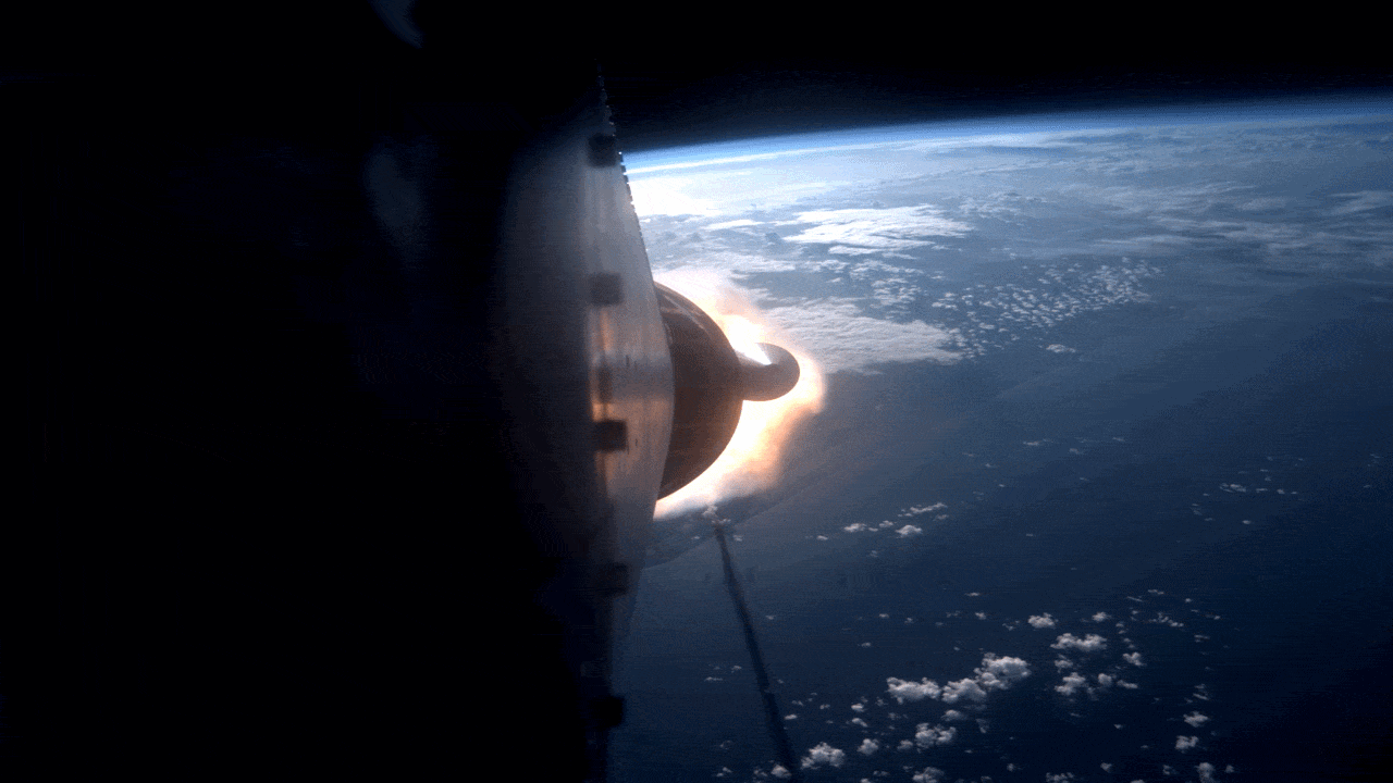 Une vue depuis une fusée alors que les propulseurs s'éjectent avec une explosion enflammée, se dirigeant vers la Terre.