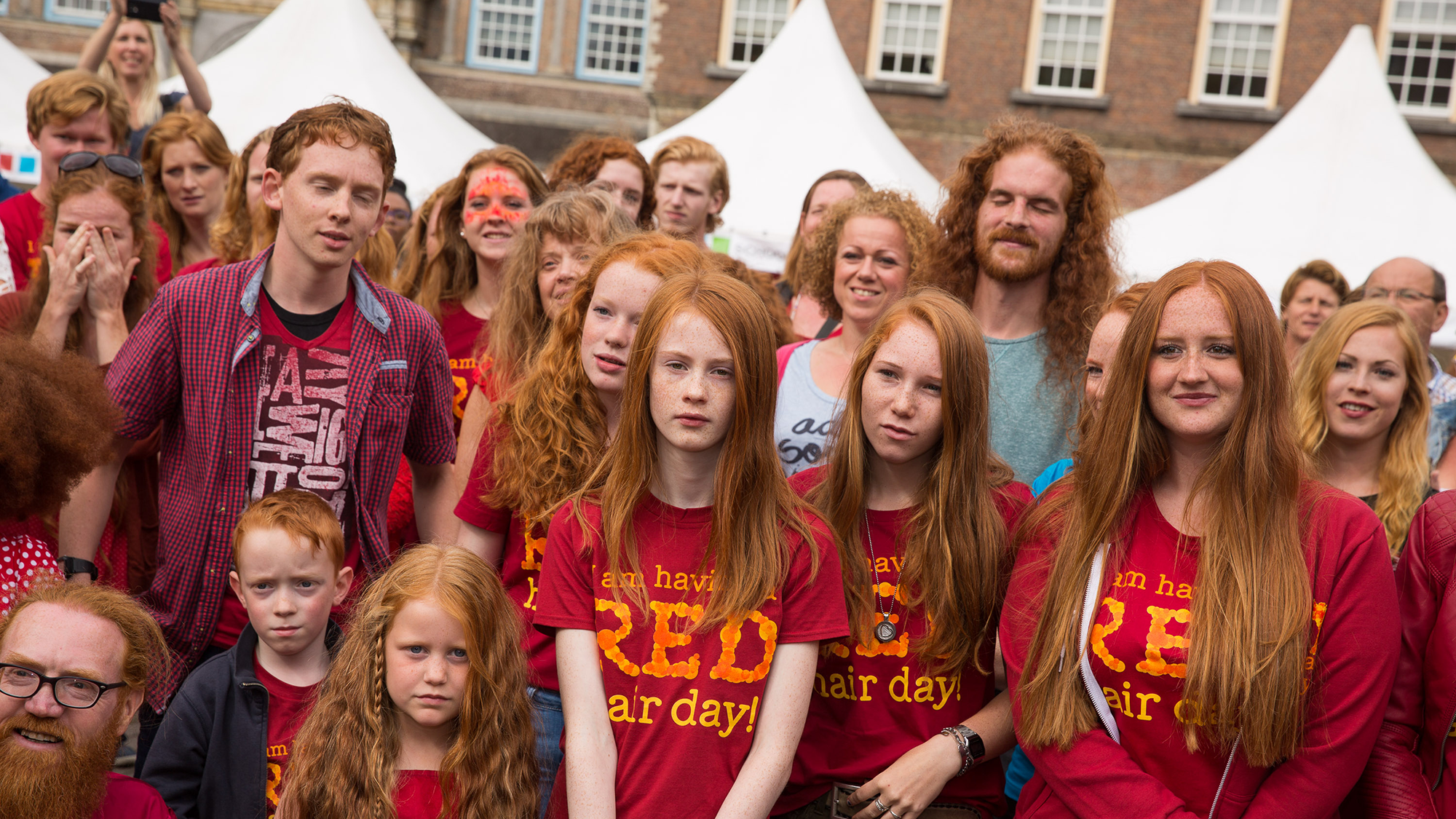 Un groupe de personnes aux cheveux roux posent pour une photo.