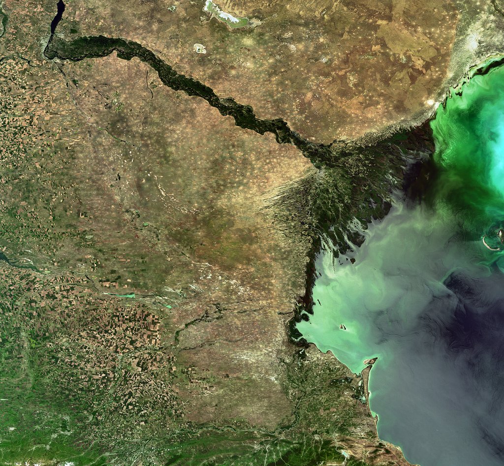 Une vue d’un delta de rivière verte depuis l’espace.