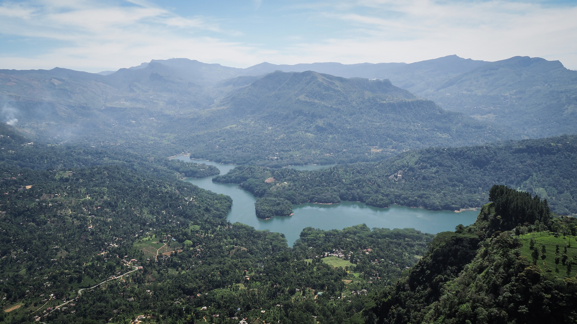Une vue sur une rivière dans une vallée entre les montagnes