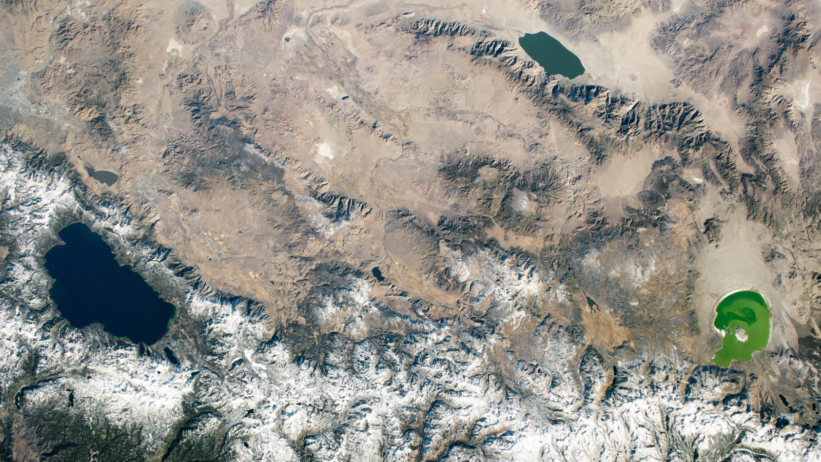 Photo d'un astronaute montrant trois lacs de couleurs différentes dans un triangle