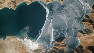Le lac gelé le plus haut du monde se brise le long de la frontière controversée entre la Chine et l'Inde — La Terre vue de l'espace