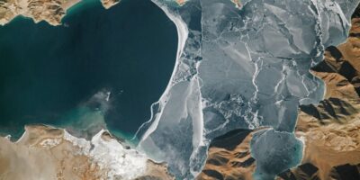 Le lac gelé le plus haut du monde se brise le long de la frontière controversée entre la Chine et l&rsquo;Inde — La Terre vue de l&rsquo;espace