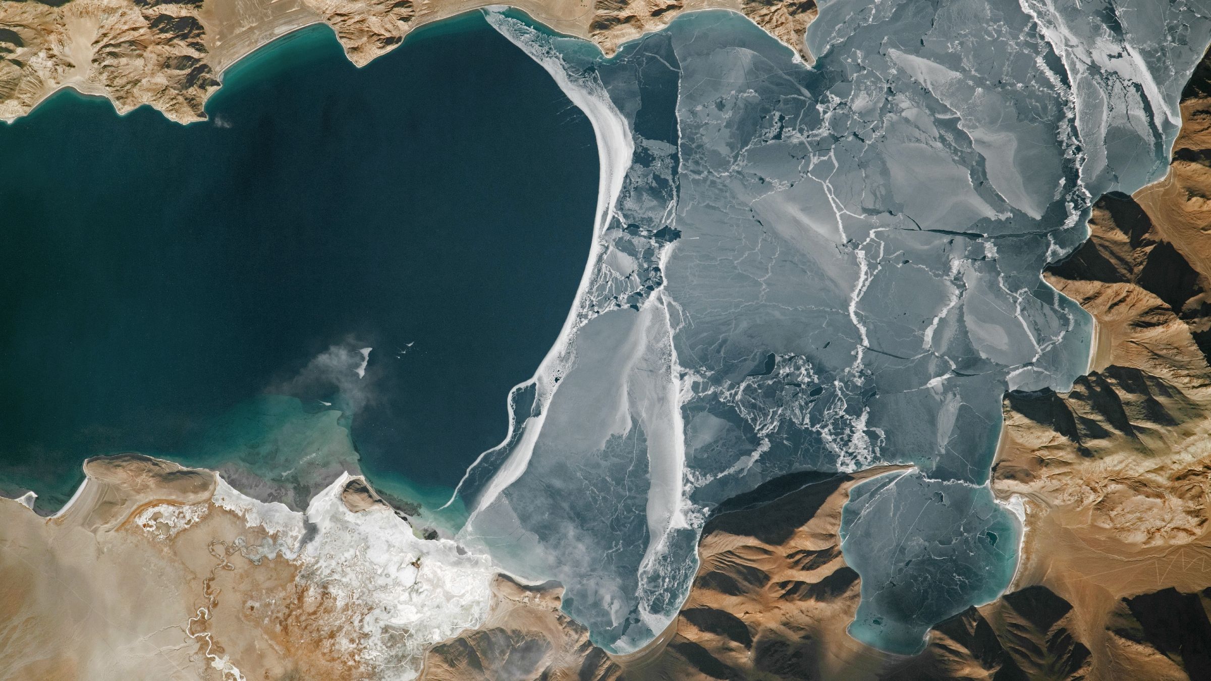 Le lac gelé le plus haut du monde se brise le long de la frontière controversée entre la Chine et l'Inde — La Terre vue de l'espace