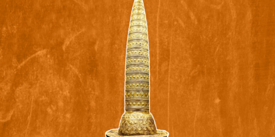 Chapeau en or de Berlin : une coiffe de cérémonie vieille de 3 000 ans qu&rsquo;un culte utilisait pour suivre le soleil, la lune et les éclipses lunaires.