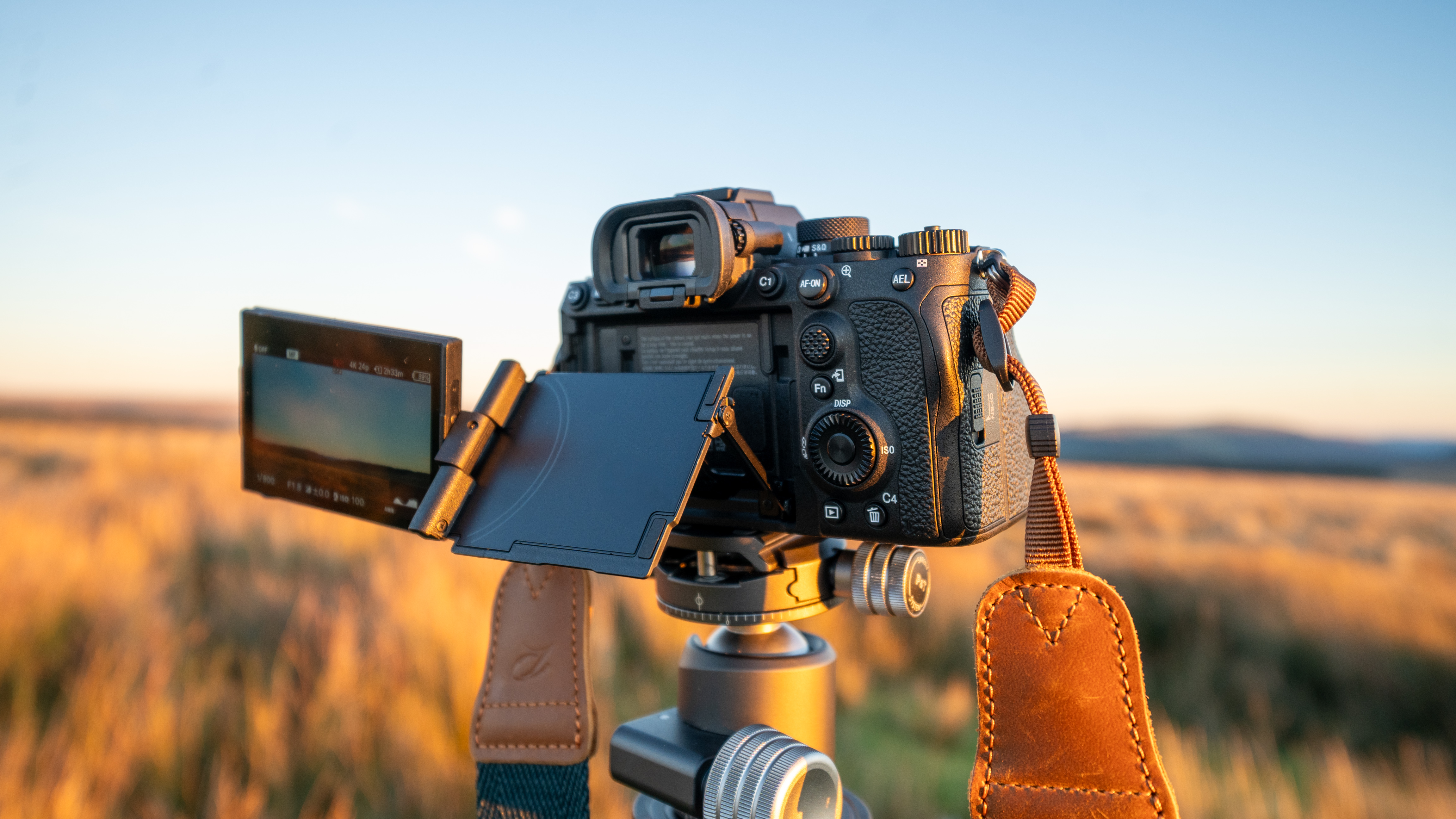 Sony A7R V sur un trépied avec l'écran retourné