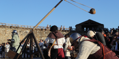 Un squelette avec 167 fractures découvert dans un château écossais pourrait avoir été la première victime du trébuchet « War Wolf » d&rsquo;Édouard Ier